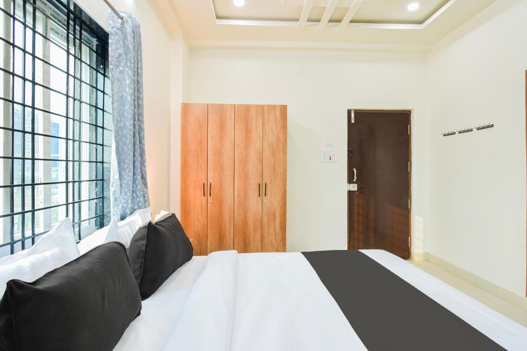 Super Townhouse Kokapet Formerly Aarian Tej Nilayam Gundipet Luaran gambar